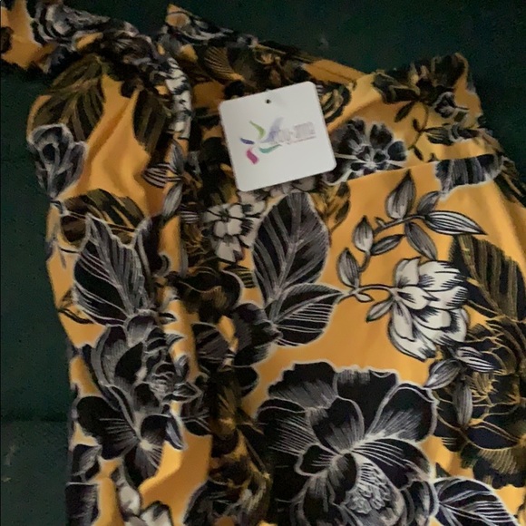 Abby+Anna Pants - SOLD 🛍💵NWT Abby+Anna OS Curvy leggings